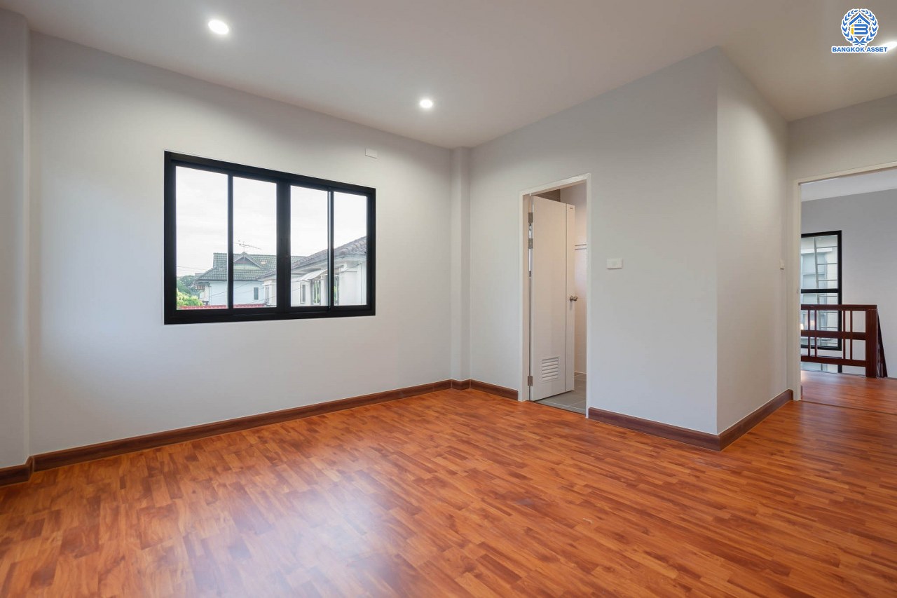 บ้านมือสองตกแต่งใหม่ ม.เนเบอร์โฮม วัชรพล เนื้อที่ 68 ตร.ว. ฟังก์ชัน 3 ห้องนอน 4 ห้องน้ำ 1 ห้องแม่บ้าน จอดรถได้ 2 คัน บนทำเลเชื่อมต่อหลายเส้นทาง ทั้ง ถนนสุขาภิบาล5 ถนนสายไหม และถนนรามอินทรา ใกล้ทางด่วน "ฉลองรัช" และรถไฟฟ้าสายสีเขียว "สถานีสายหยุด"